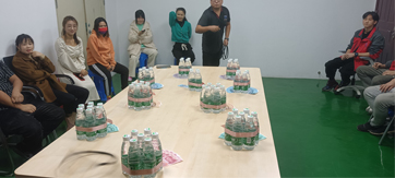 這家公司真土豪，套圈竟用現(xiàn)金當禮品！